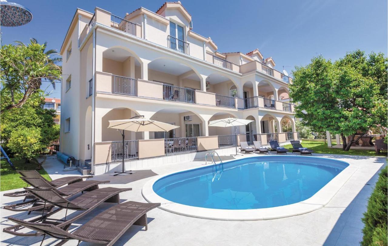 Lovely Apartment In Kastel Stafilic With Jacuzzi Kastela Bagian luar foto