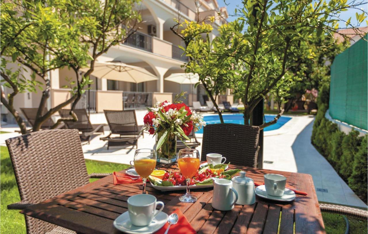 Lovely Apartment In Kastel Stafilic With Jacuzzi Kastela Bagian luar foto