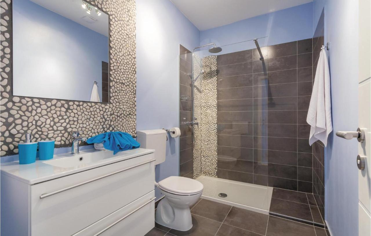 Lovely Apartment In Kastel Stafilic With Jacuzzi Kastela Bagian luar foto