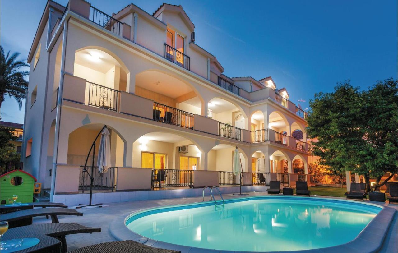 Lovely Apartment In Kastel Stafilic With Jacuzzi Kastela Bagian luar foto
