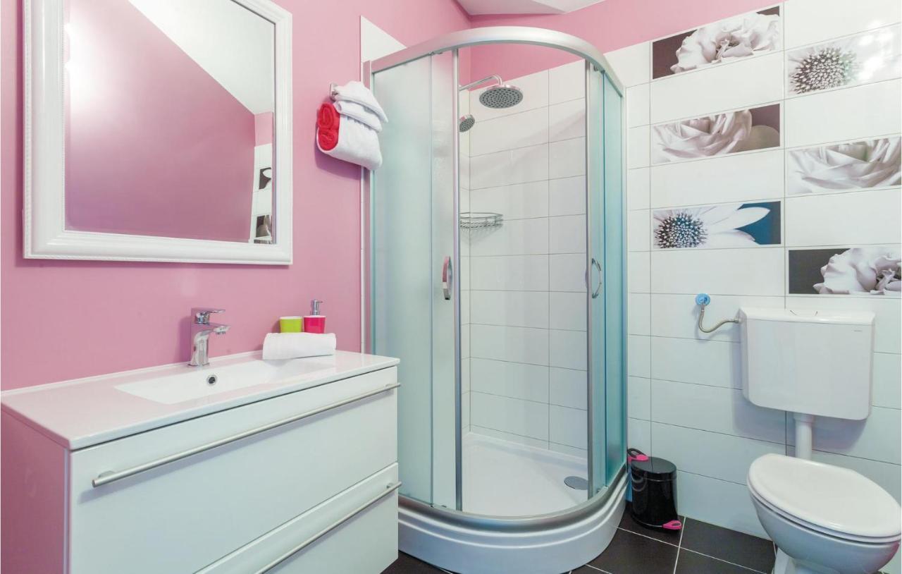 Lovely Apartment In Kastel Stafilic With Jacuzzi Kastela Bagian luar foto