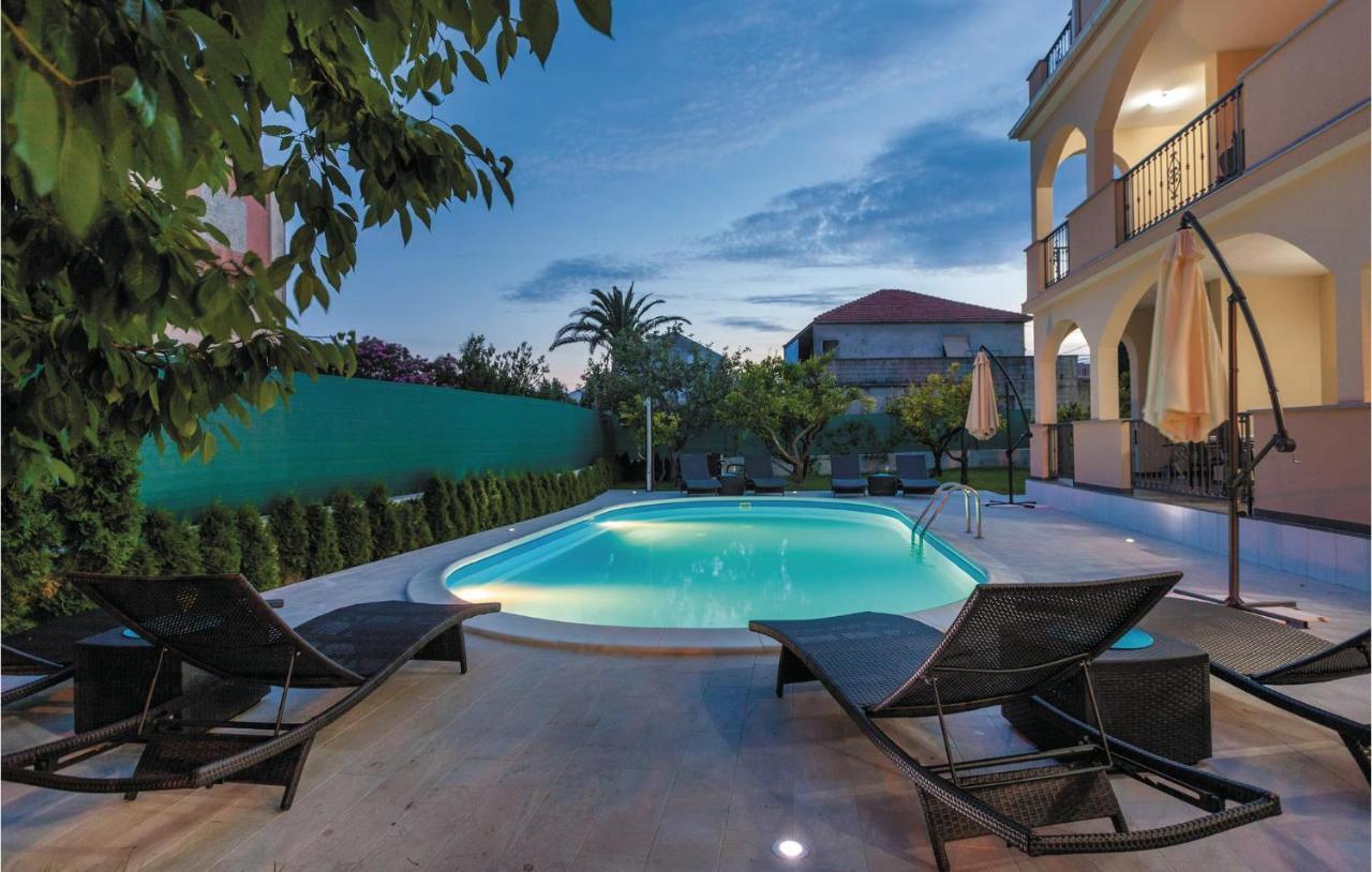 Lovely Apartment In Kastel Stafilic With Jacuzzi Kastela Bagian luar foto