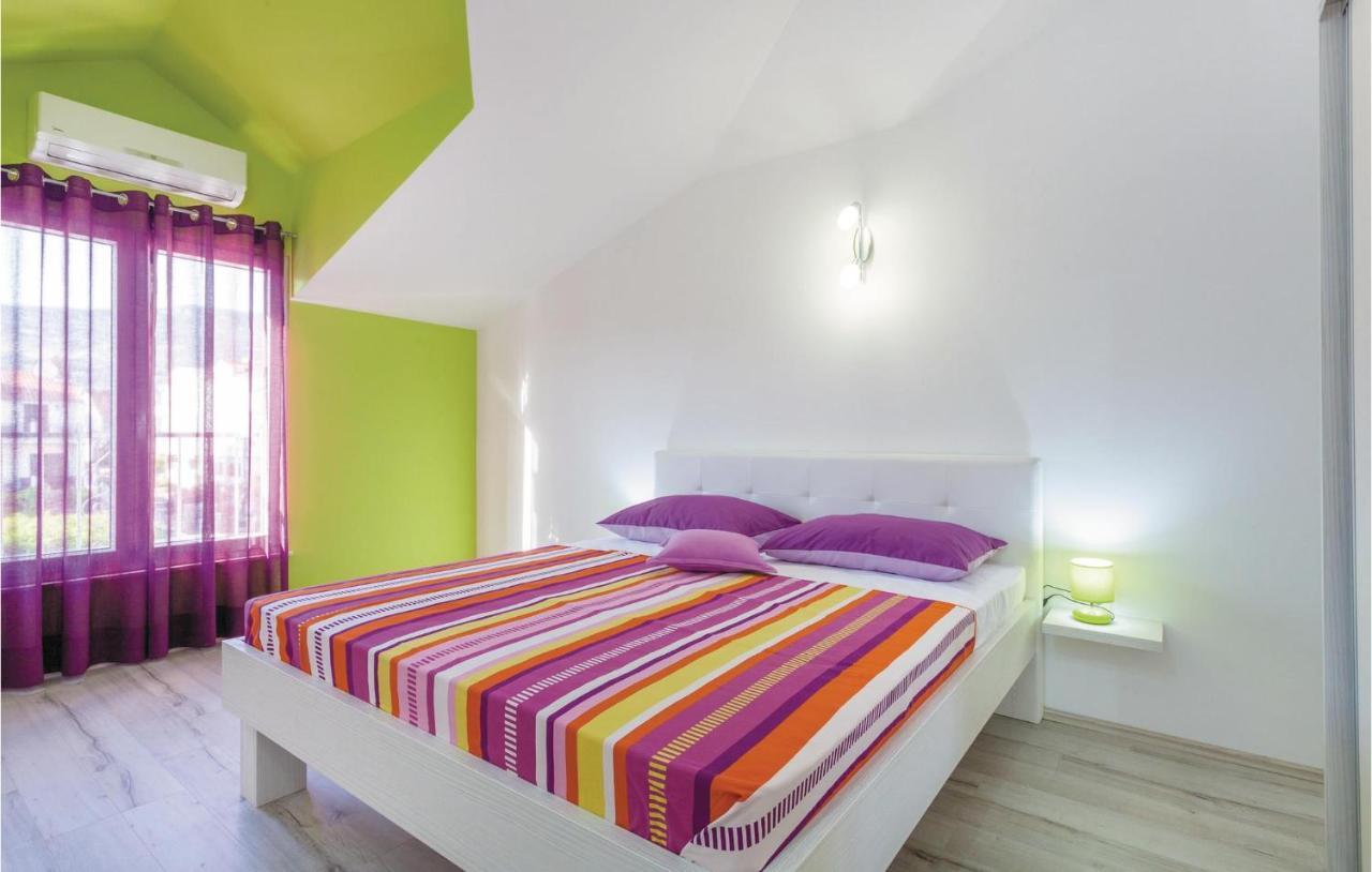 Lovely Apartment In Kastel Stafilic With Jacuzzi Kastela Bagian luar foto