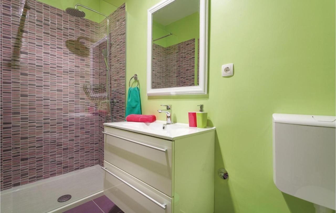 Lovely Apartment In Kastel Stafilic With Jacuzzi Kastela Bagian luar foto