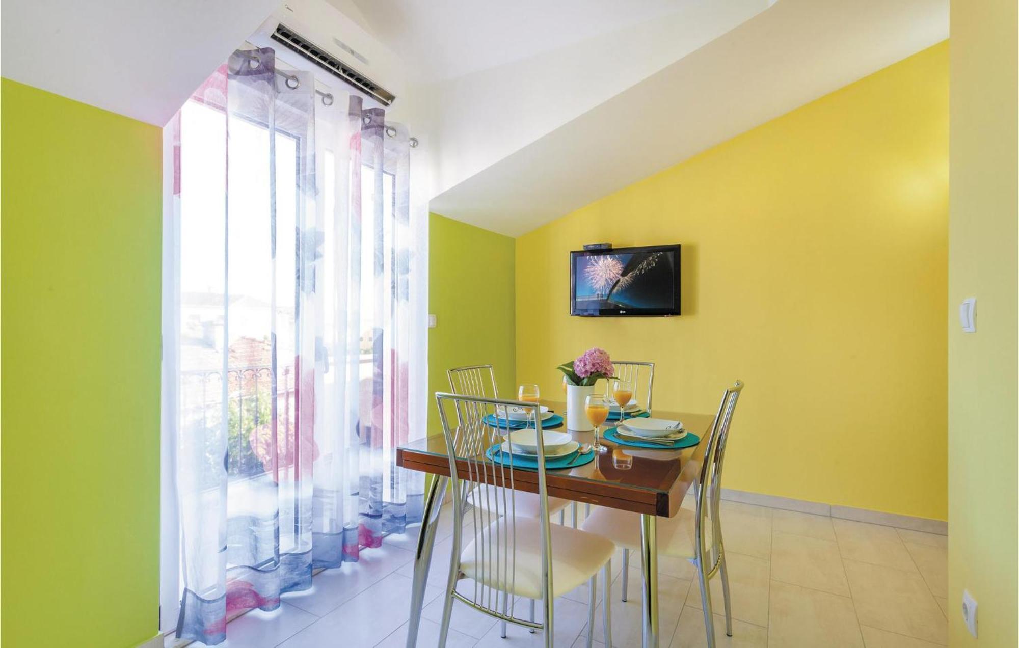 Lovely Apartment In Kastel Stafilic With Jacuzzi Kastela Bagian luar foto